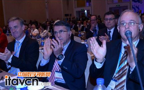 加拿大CAE公司總裁Marc Parent佩戴啟拓同傳接收機QT-TC501R