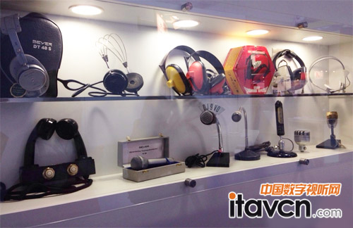 拜亞動力耳機(DT 48為1937年上市,是拜亞家最早的耳機前輩。)