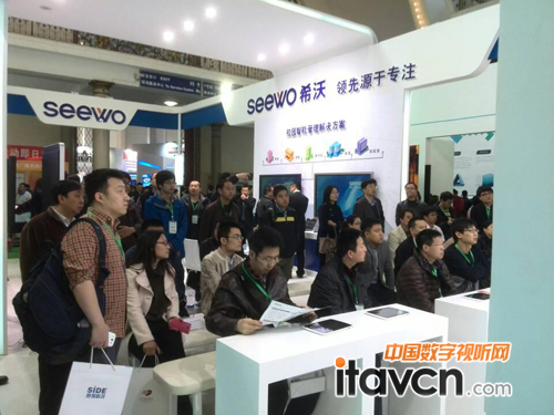 (北京展上觀眾紛紛拿出手機記錄下希沃產品的操作和功能)