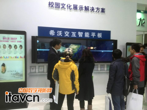 (北京展上觀眾紛紛拿出手機記錄下希沃產品的操作和功能)