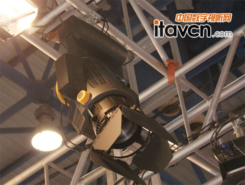 星光影視最大功率(300W)的螺紋透鏡聚光燈