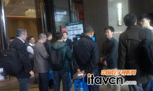 眾多參觀者在科達摩云視訊展位前觀看視頻會議產品現場演示效果和了解產品