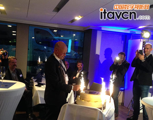 Wolfgang親手點(diǎn)燃代表拜亞動(dòng)力90歲生日的蛋糕焰火