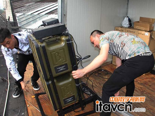 工程師在現場調試音響設備