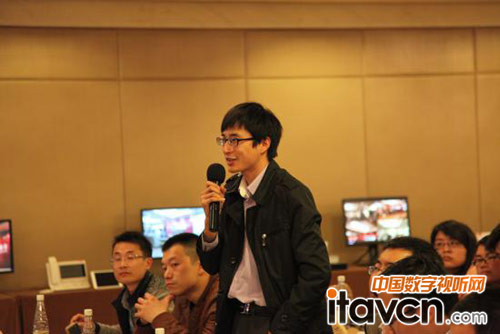 來賓與華平工作人員進行交流互動