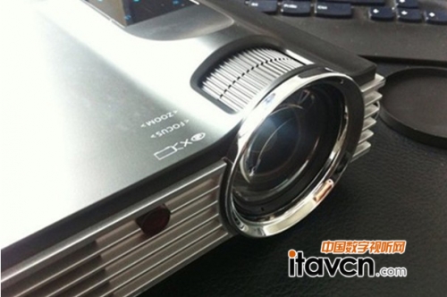 跨越傳統(tǒng)酷樂視LED微投助力家庭影院