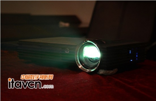 跨越傳統(tǒng)酷樂視LED微投助力家庭影院