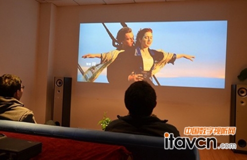 跨越傳統(tǒng)酷樂視LED微投助力家庭影院