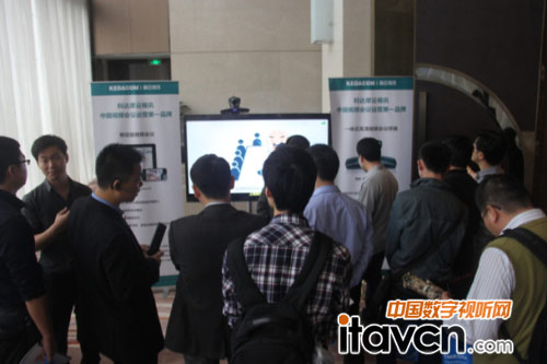 科達摩云視訊視頻產品吸引眾多參會者眼球,觀眾云集該企業展位觀看產品現場演示效果并咨詢產品信息