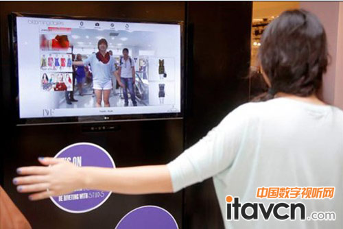 魔力試衣 液晶廣告機助你擺脫試衣煩惱