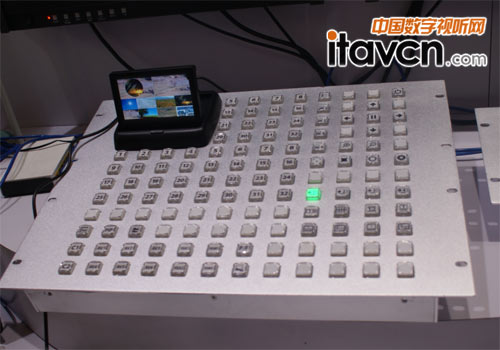 中帝威按鍵切換臺 (帶監控顯示器的控制鍵盤 即將推出的新品)