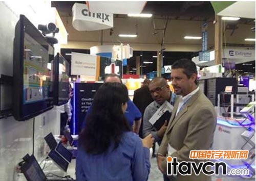 華為技術(shù)人員向客戶介紹視頻通信解決方案