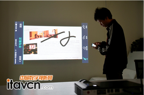 酷樂視X3S的實時鏡像投影,可直接在手機上手寫批注