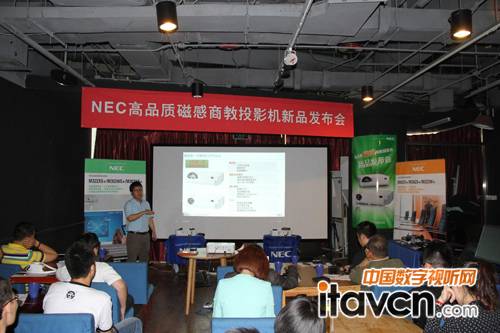 NEC(中國(guó))顯示產(chǎn)品技術(shù)部部長(zhǎng)崔永新進(jìn)行產(chǎn)品講解
