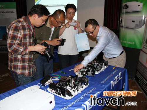 NEC投影機(jī)產(chǎn)品經(jīng)理講解磁感色輪定位系統(tǒng)的內(nèi)部構(gòu)造