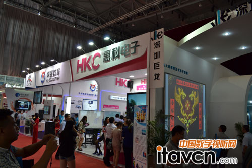 惠科展出70寸液晶白板電磁觸控一體機