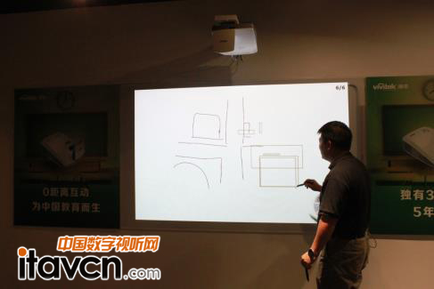 工作人員演示D755WTi教育投影雙筆互動教學功能