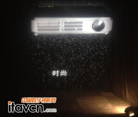 工作人員演示D755WTi教育投影雙筆互動教學功能