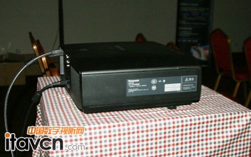 雅駿威展出家庭影院投影機