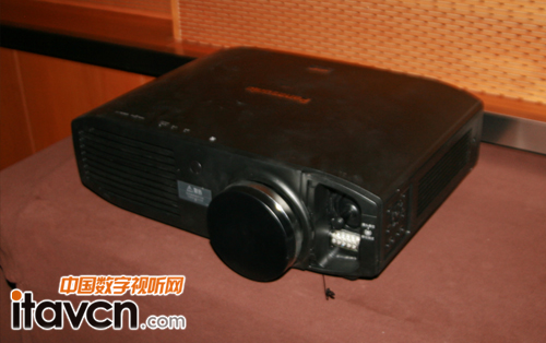 雅駿威展出家庭影院投影機