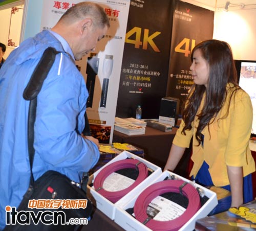 工作人員正在對Golden Sound 4K超高清HDMI影音線講解