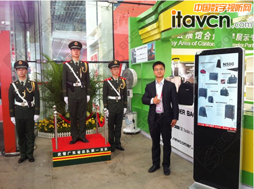 廣告機和武警同志一起站崗