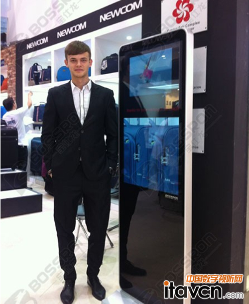 烏克蘭小伙饒有興趣的在機器面前合影