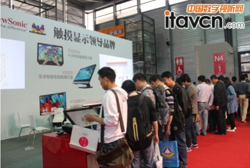 觸摸液晶參展陣容空前 現(xiàn)場(chǎng)觀眾紛紛體驗(yàn)
