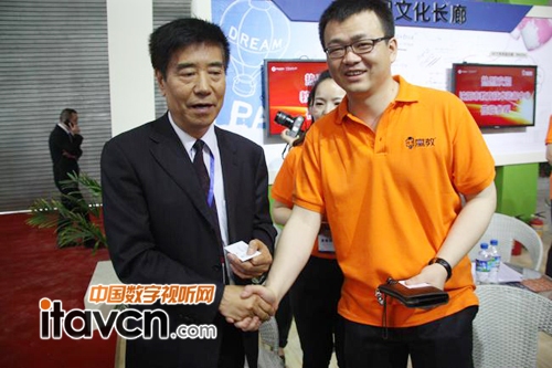 教育裝備會長王富握手仙視教育醫療總監