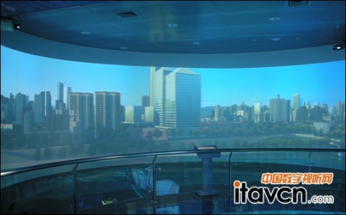 8臺D6520以多通道融合拼接技術(shù)帶來超大弧幕投影