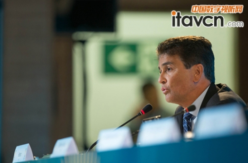 巴西世界杯組委會董事會成員,足球名宿貝貝托出席新聞發布會