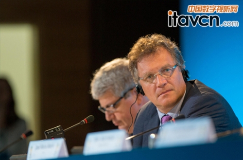 國際足聯秘書長瓦爾克使用QT-TC501R同傳設備出席新聞發布會