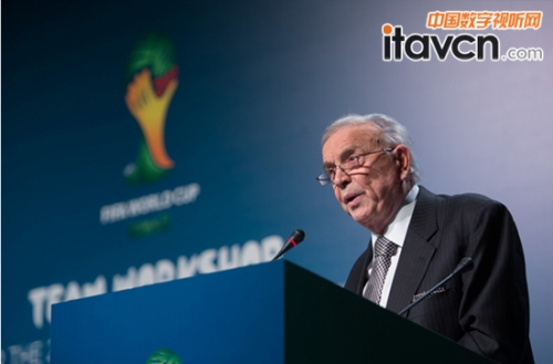 巴西世界杯組委會成員正在介紹體育館建設進展