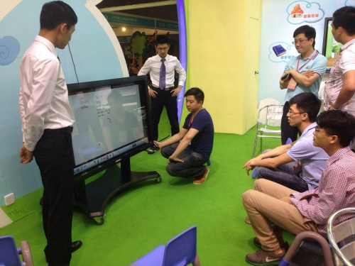 (小朋友們目不轉睛地“閱讀”)