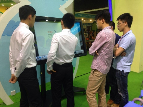 (觀展者體驗幼兒上課場景)