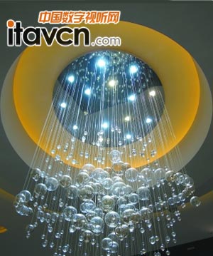 兼具客廳照明和裝飾的玻璃吊燈。