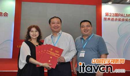 周其麟董事、PAL銷售總監(jiān)毛矛女士與中國演藝設(shè)備技術(shù)協(xié)會會長朱新村在頒獎現(xiàn)場合影