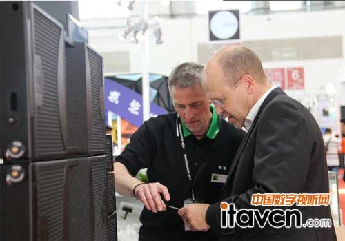 為國外客戶介紹產品