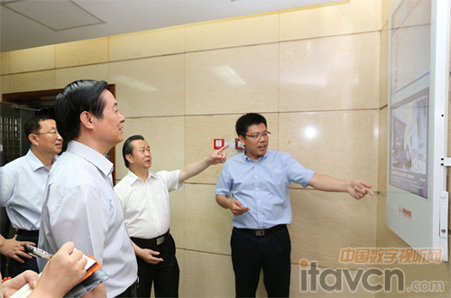 劉奇葆在光明日報社調研時參觀數字標牌