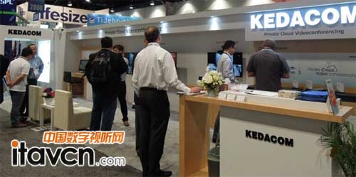 現場觀眾參觀科達展臺,咨詢私有云系統