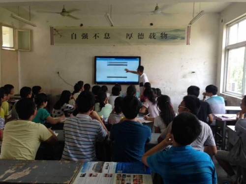 信頤液晶電子白板助力奧數教學成功開課