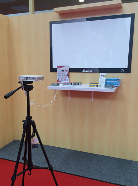 Vivitek麗訊現(xiàn)場(chǎng)展示了“小身材,大視界”的微投QUMIQ5