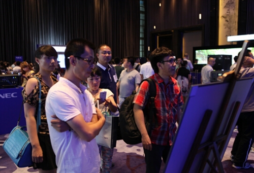 NEC覆蓋“投影機、顯示器、數字電影放映機”3大產品線的多元化展項吸引了眾多業內人士到場參觀