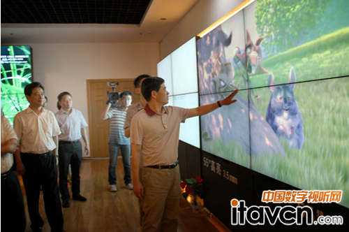 領(lǐng)導(dǎo)近距離感受清投液晶拼接