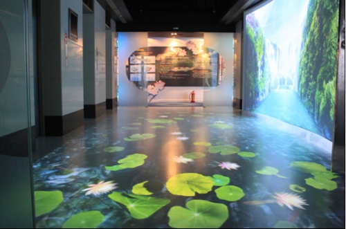 4臺Vivitek麗訊D5000工程投影機(jī)將荷塘和山間河流美景展現(xiàn)得淋漓盡致