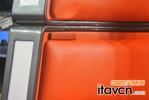 轉(zhuǎn)椅靠背上的K-array KZ10.JPG