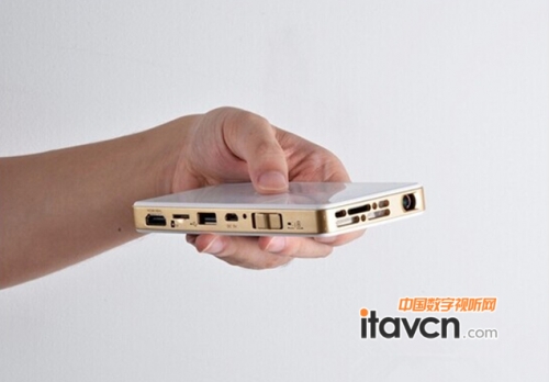 生來精致 手持微型投影酷樂視Q6網友談