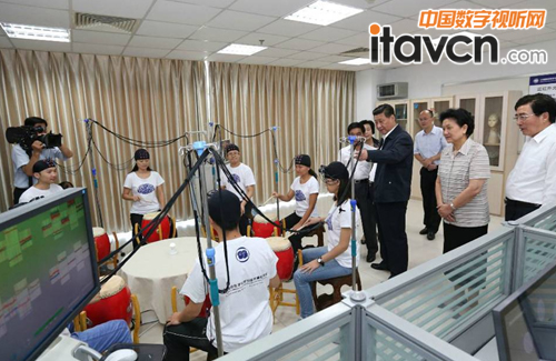 習主席在心理學院觀看成果展示