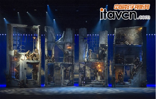 舞臺設(shè)計使用了大型移動場景