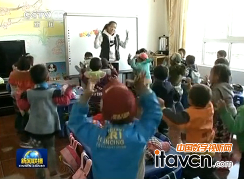 央視《新聞聯播》,學生在用鴻合電子白板上課